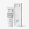 Eine Tube und eine Schachtel „Transparent Lab Lightweight Sunscreen SPF50+“ mit schwarzer Beschriftung, aufrecht auf weißem Hintergrund.