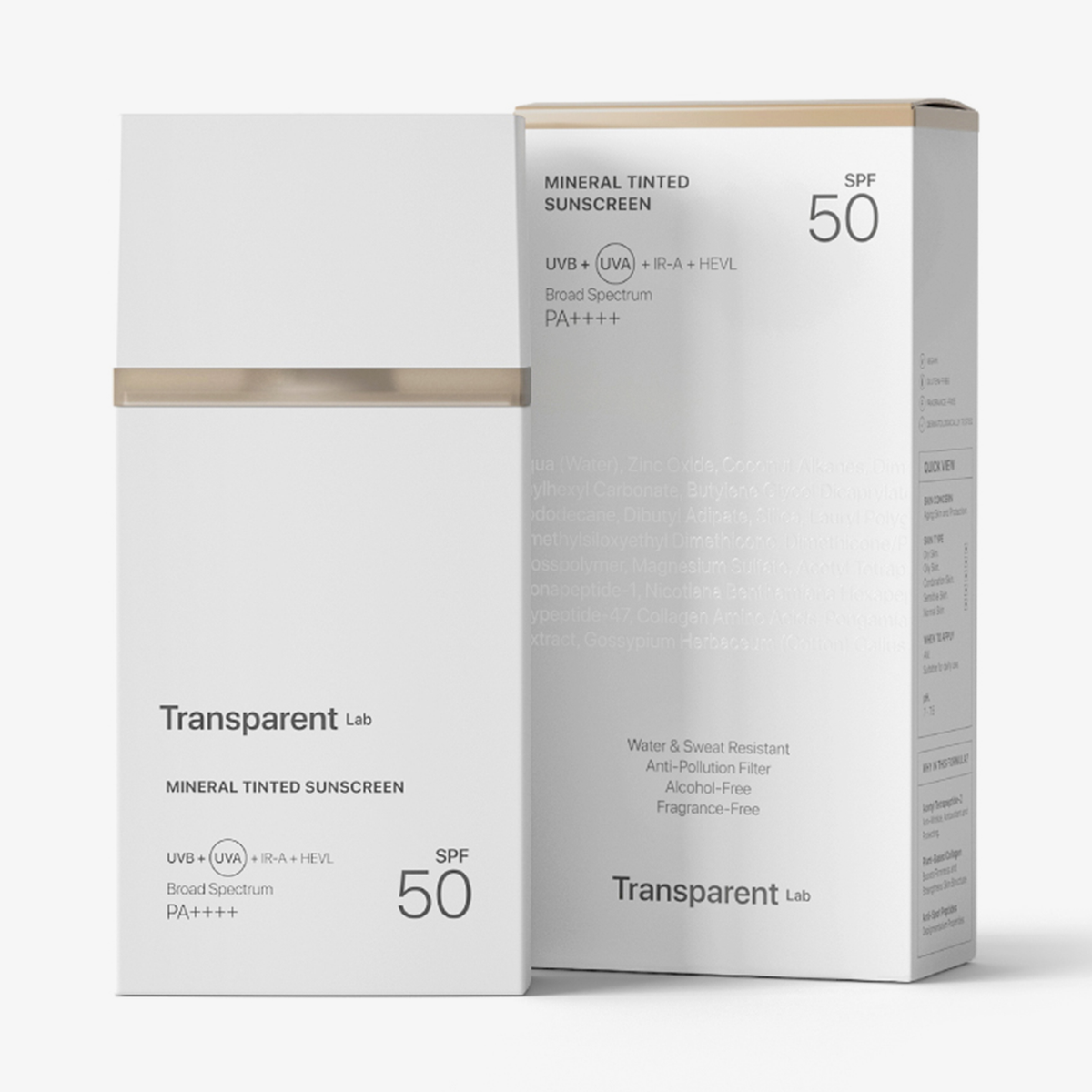 Zwei weiße Verpackungen der Sonnencreme „Transparent Lab Mineral Tinted Sunscreen“ mit dezenten schwarzen und goldenen Schriftzügen und Akzenten.