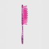 Die UNbrush Detangling Hair Brush hat ein rosa Design mit einem länglichen Griff und weit auseinander stehenden Borsten auf weißem Hintergrund.
