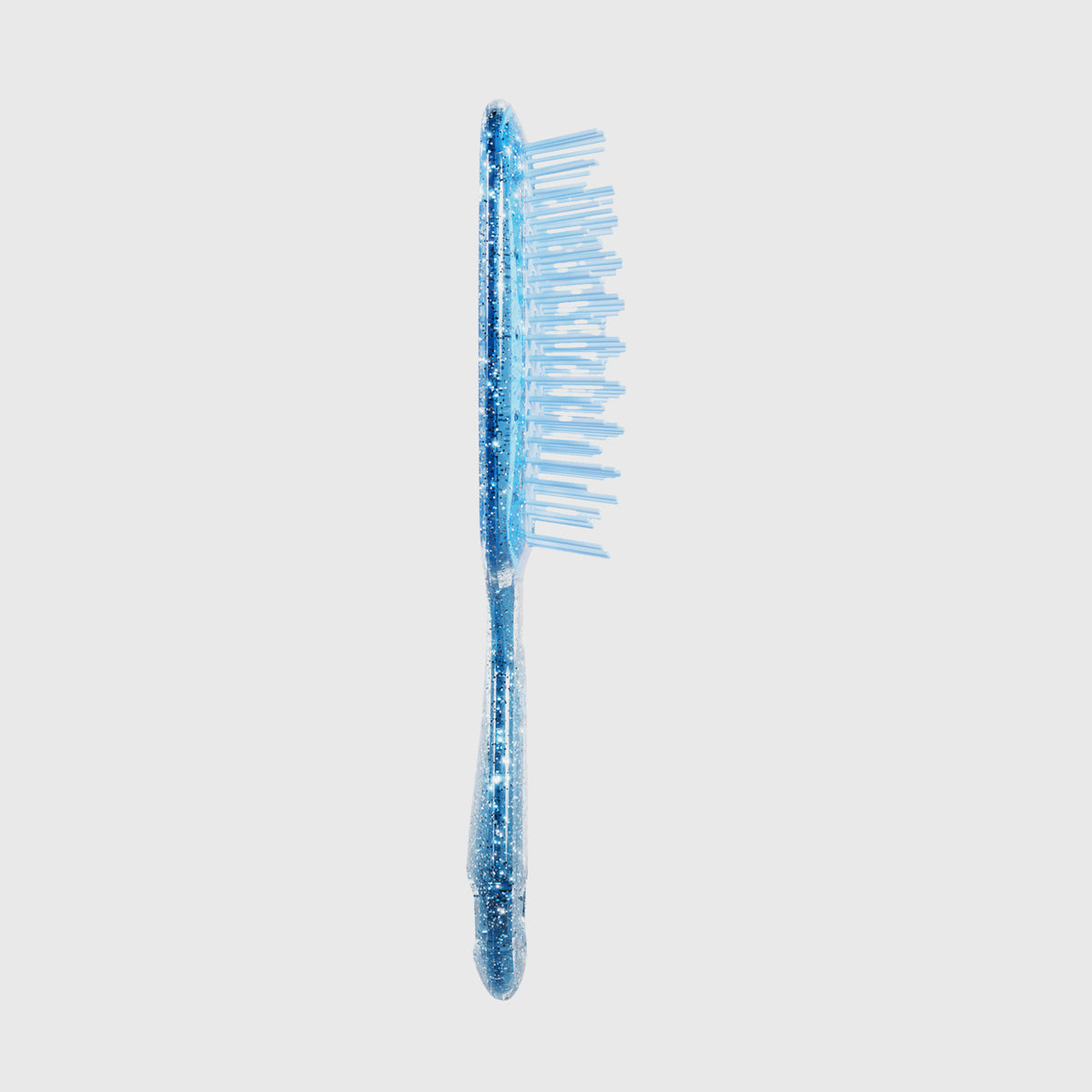 Die UNbrush Detangling Hair Brush hat ein blaues Design mit einem länglichen Griff und weit auseinander stehenden Borsten auf weißem Hintergrund.
