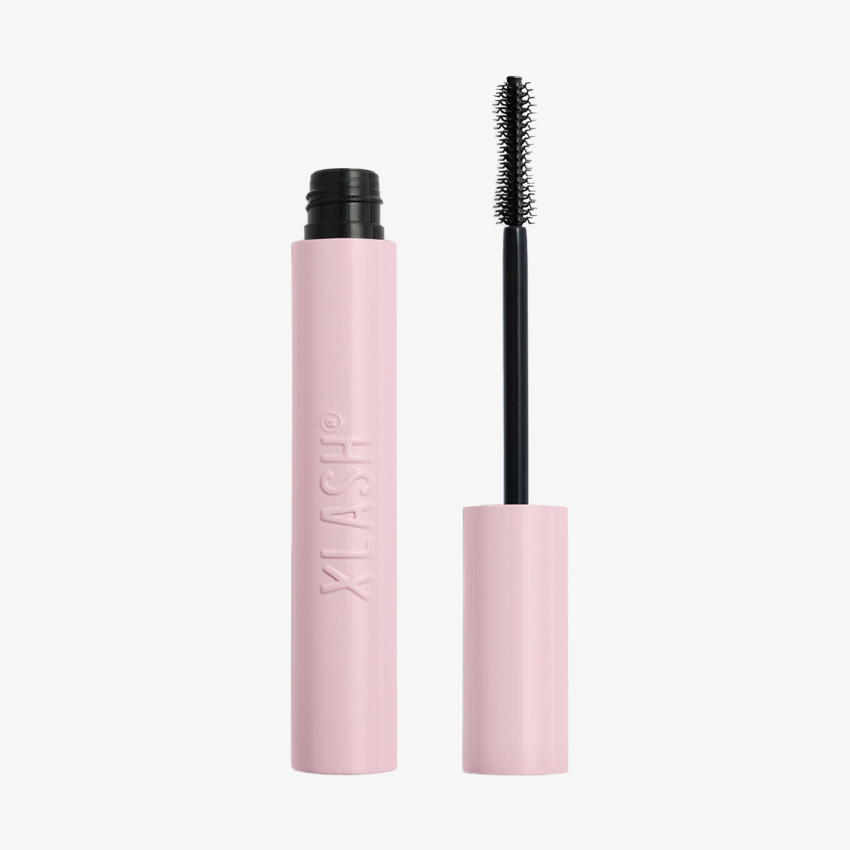 Eine rosa Tube der XLASH Lash Hero Mascara, aus der der Applikator entfernt wurde, sodass die Bürste sichtbar ist.
