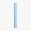 Eine hellblaue Tube der XLASH Weightless Mascara steht aufrecht vor einem schlichten weißen Hintergrund.