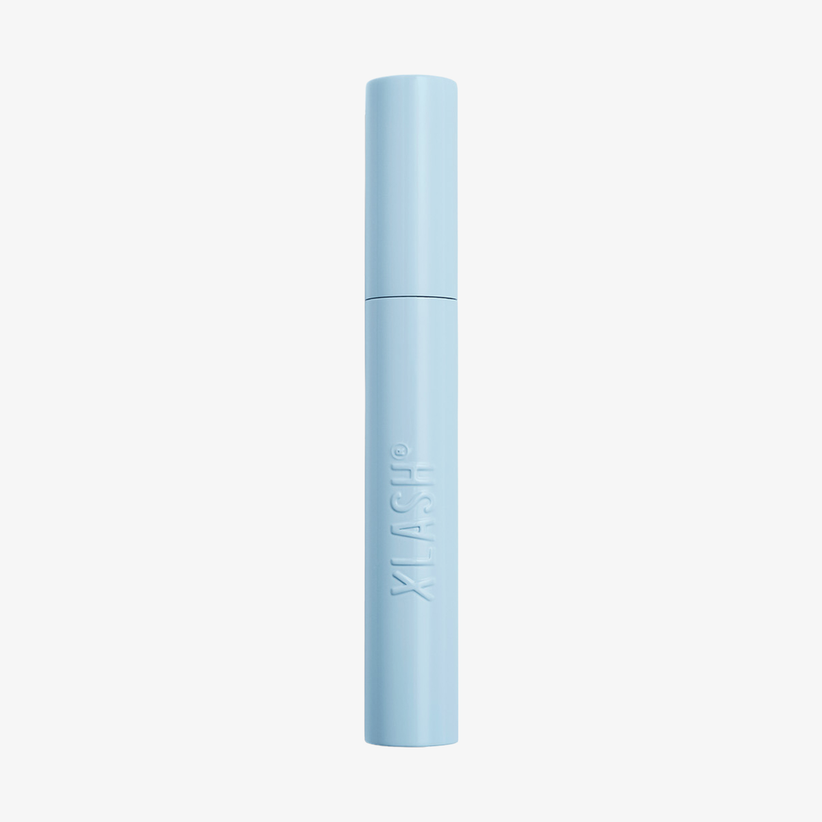 Eine hellblaue Tube der XLASH Weightless Mascara steht aufrecht vor einem schlichten weißen Hintergrund.