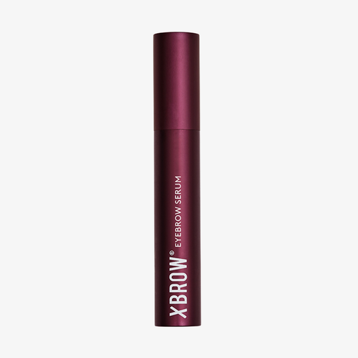Eine kastanienbraune Tube „XLASH Xbrow Eyebrow Serum“ (1,5 ml) mit weißer Beschriftung, abgebildet vor einem schlichten weißen Hintergrund.
