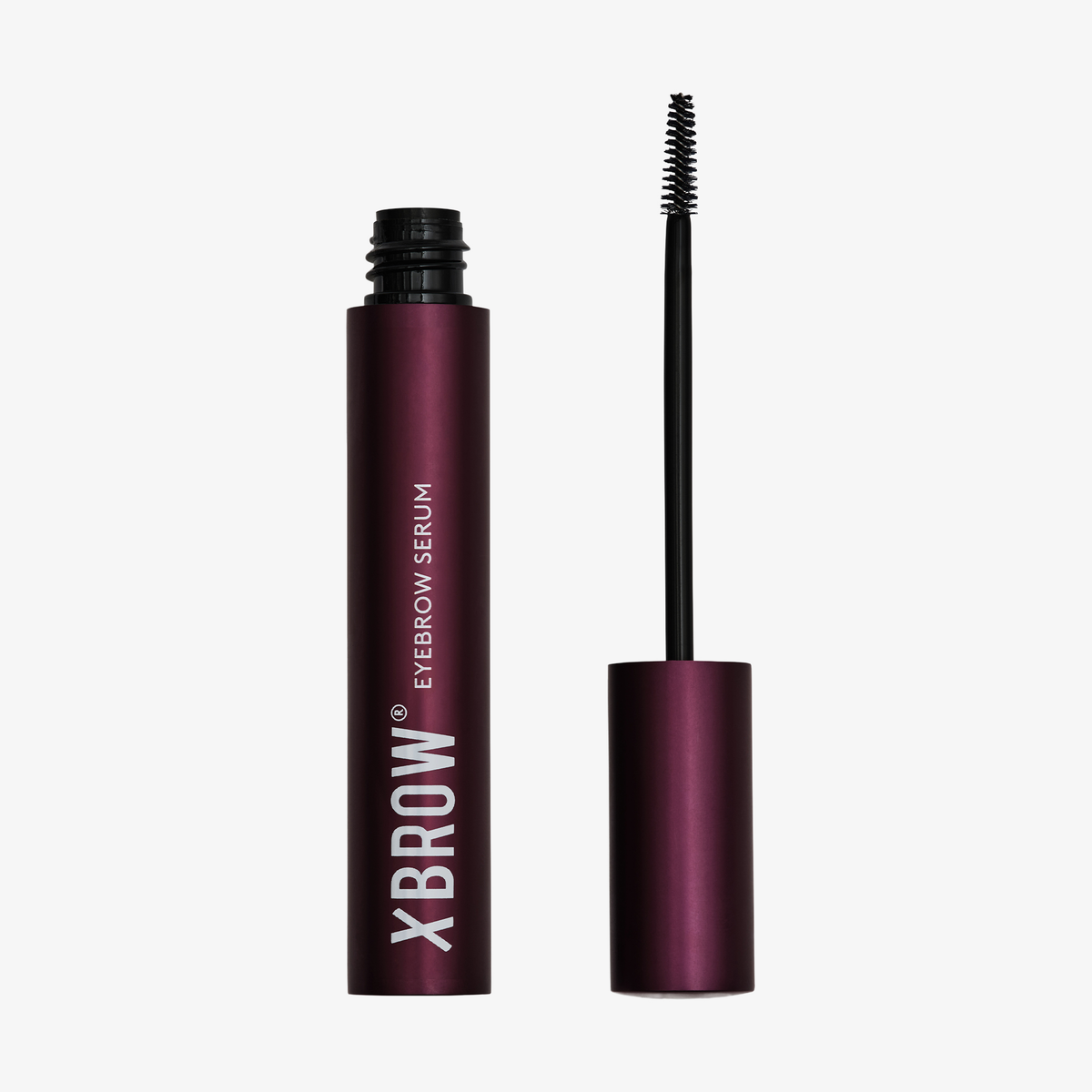 Die Tube des XLASH Xbrow Augenbrauenserums, von der die Kappe und der Applikator entfernt wurden, ist vor einem weißen Hintergrund abgebildet.