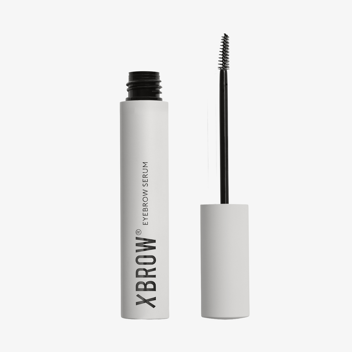 Eine weiße Tube XLASH Xbrow Augenbrauenserum, aus der der Applikator entfernt wurde und die aufrecht steht.