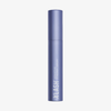 Eine blaue Tube des Xlash Sensitive Eyelash Serums von XLASH steht aufrecht vor einem weißen Hintergrund.