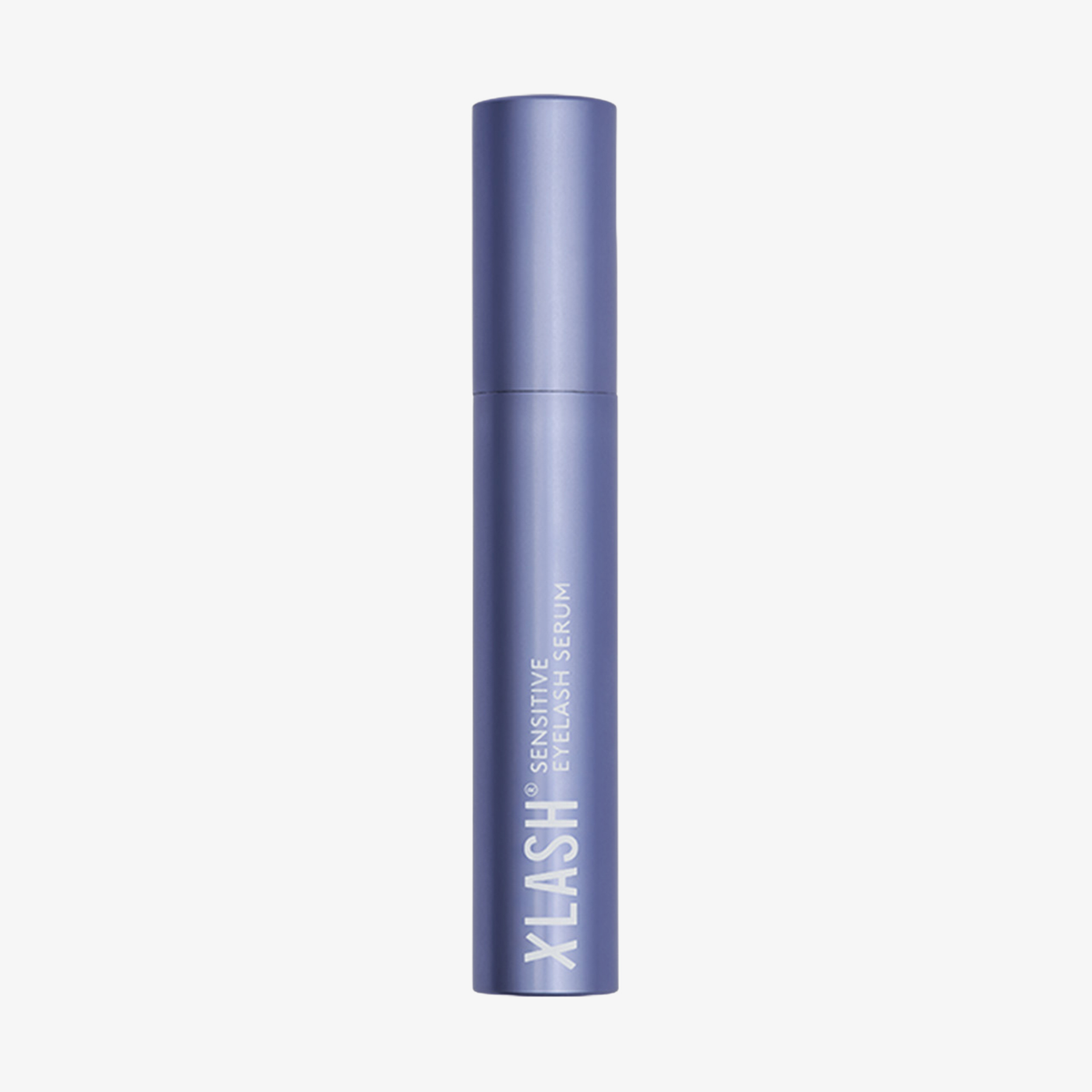 Eine blaue Tube des Xlash Sensitive Eyelash Serums von XLASH steht aufrecht vor einem weißen Hintergrund.