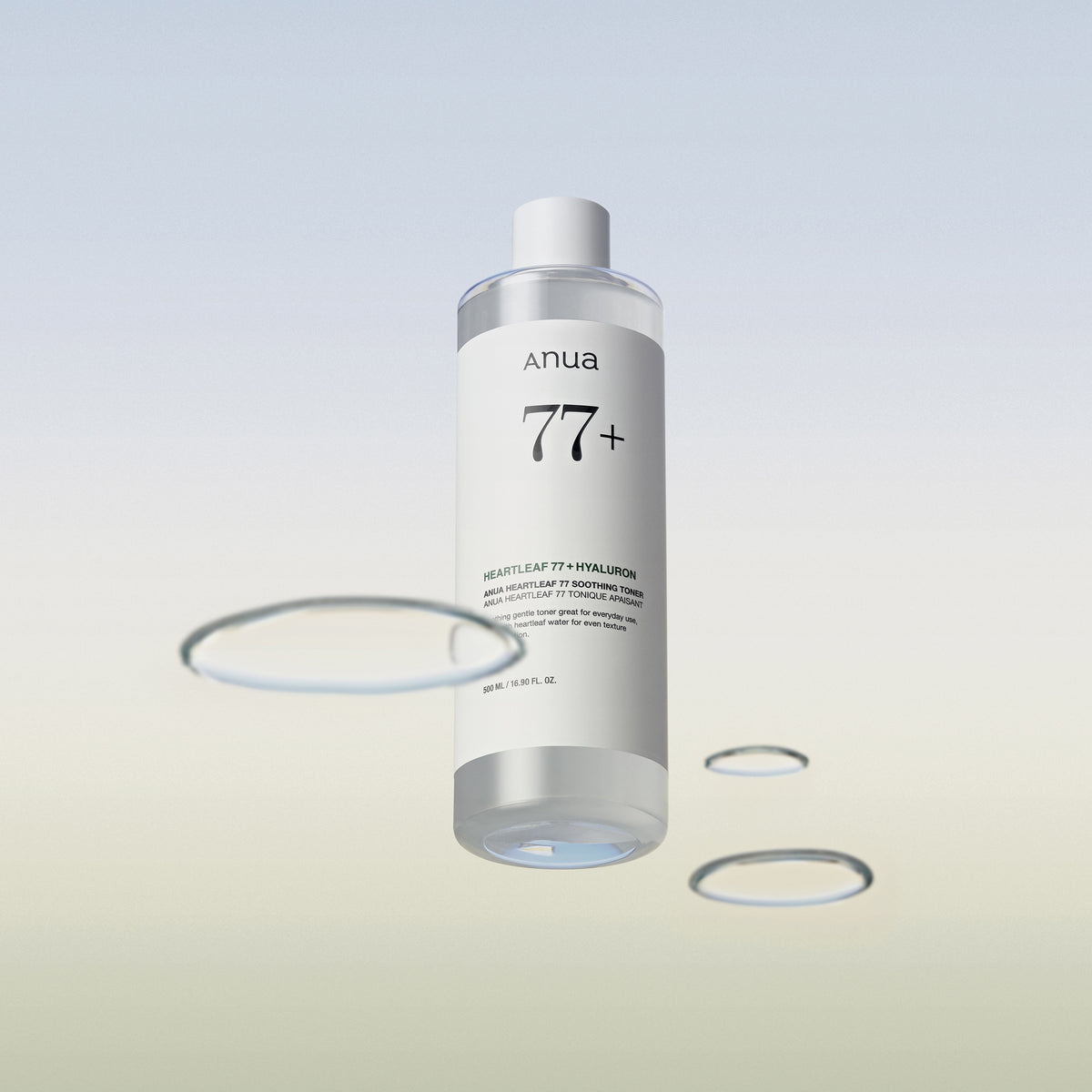 Eine durchsichtige Flasche Heartleaf 77 % Soothing Toner schwebt über einem hellen Hintergrund mit Wasserringen darum.