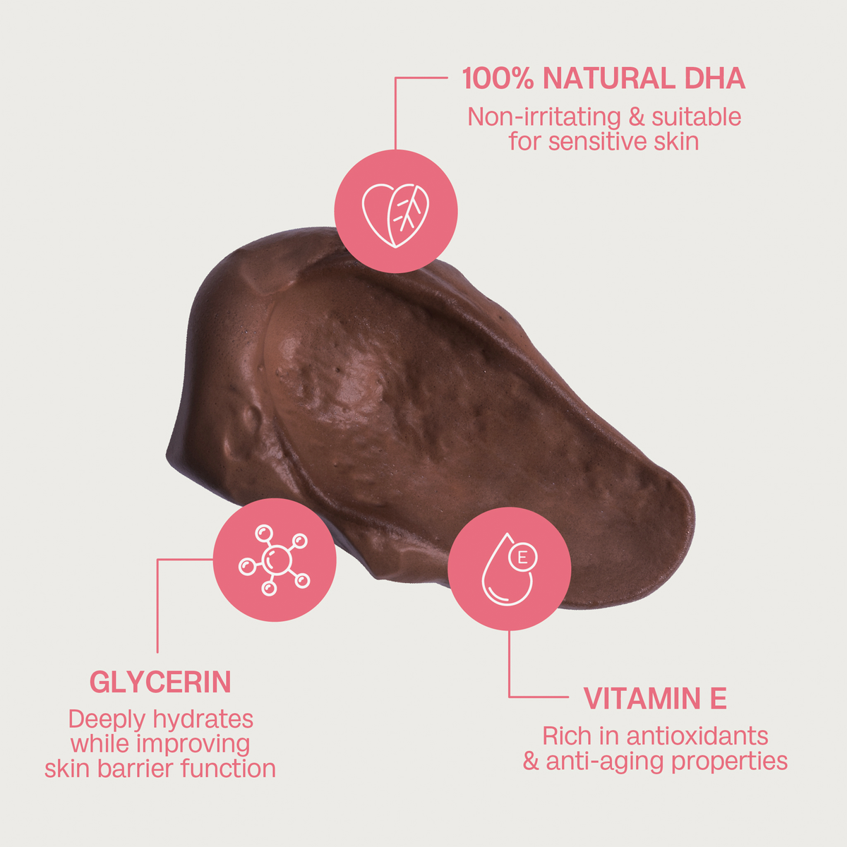 Ein brauner Klecks des Violet 1 Hour Express Tan von Bali Body auf hellen Hintergrund; enthält 100% natürliches DHA, Glycerin und Vitamin E für eine schnelle, feuchtigkeitsspendende Bräune mit hautpflegenden Eigenschaften.