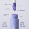 Eine Nahaufnahme der Flasche des BLONDESISTER 2 IN 1 EYES FIRST LASH&BROW SERUM mit Tropfspitze zeigt die Vorteile und Daten in weißer Schrift.