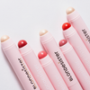 Sechs rosafarbene BLONDESISTER 2-IN-1-Stifte „IT’S UP TO YOU – LIP OR CHEEK“ mit verschiedenen Lippenstift- und Highlighter-Spitzen auf weißem Hintergrund.