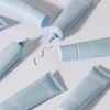 BLONDESISTER 2-in-1 NATURAL BEAUTY getönte Creme LSF 15 – Tuben auf weißem Hintergrund, eine Tube gibt die Creme in einer geschwungenen Linie ab.