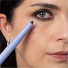 Eine Person verwendet den BLONDESISTER 3 IN 1 EYES ON ME LIDSCHATTEN, EYELINER, KAJAL, um Make-up entlang des unteren Wimpernkranzes aufzutragen.