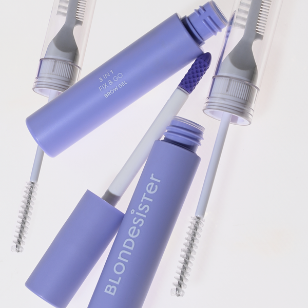 Zwei geöffnete Tuben „BLONDESISTER 3 IN 1 FIX&GO BROW GEL“ mit Applikatoren und zwei verschlossene Pinsel vor weißem Hintergrund.
