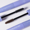Zwei „BLONDESISTER 4 IN 1 CLICK & TURN“-Mascaras mit schwarzen und braunen Bürstchen sind diagonal auf einem weißen Hintergrund angeordnet.