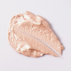 BLONDESISTER GLOWEYE LIDSCHATTEN: schimmernder, metallischer, roségoldfarbener Creme-Lidschatten, aufgetragen auf weißem Hintergrund.