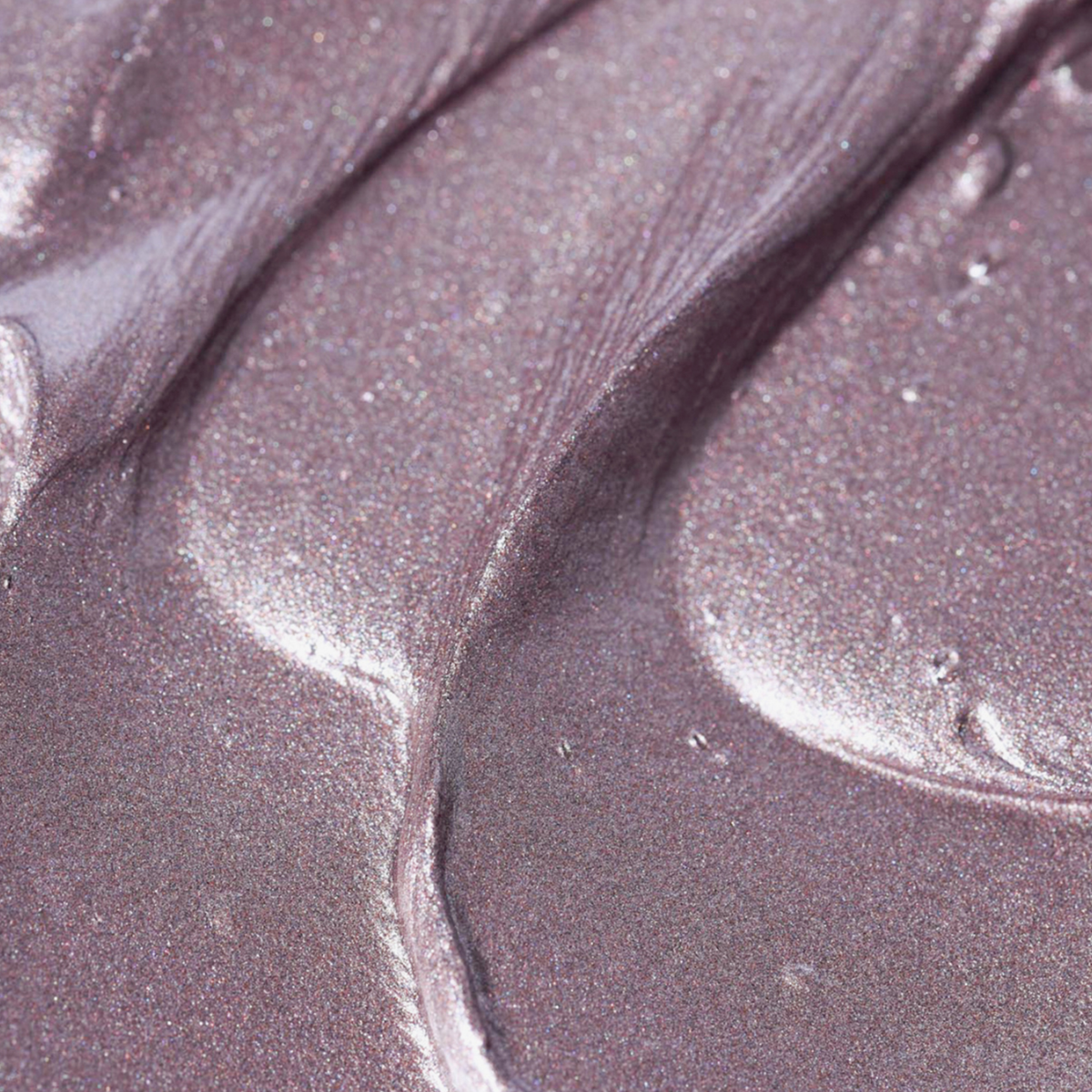 Der BLONDESISTER GLOWEYE EYESHADOW in Metallic-Mauve oder Lavendel lässt sich geschmeidig auftragen und sorgt für ein schimmerndes, strukturiertes Finish.