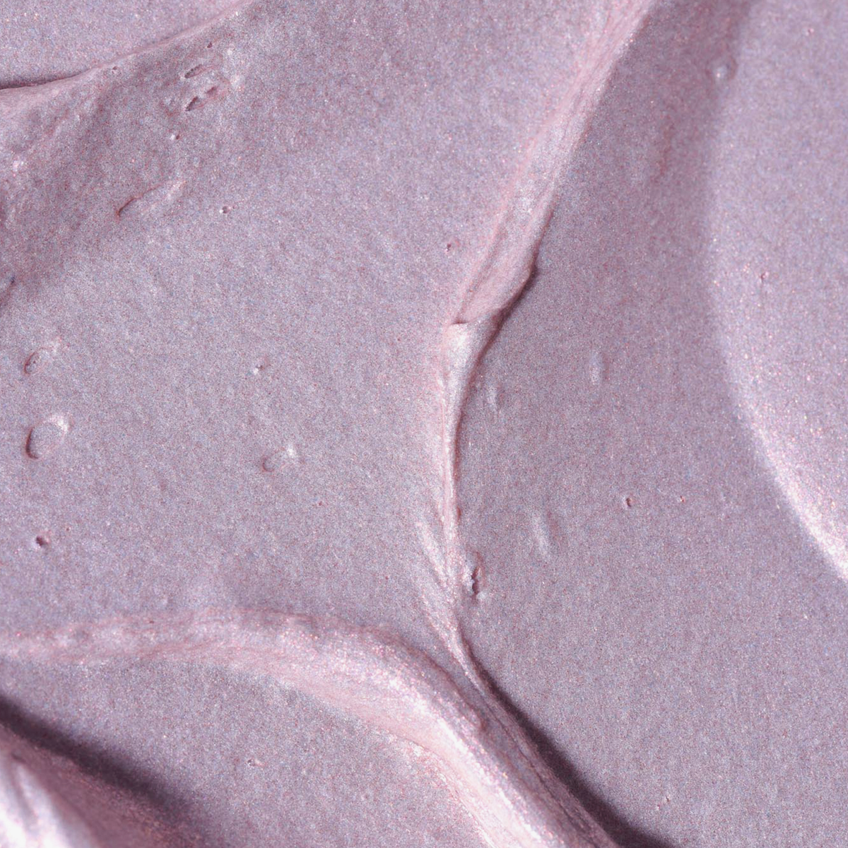Nahaufnahme des BLONDESISTER GLOWEYE-LIDSCHATTENS: geschmeidige, schimmernde, hellrosa Creme mit welliger Textur und dezenten Glanzakzenten.