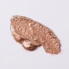 Ein Strich des BLONDESISTER GLOWEYE EYESHADOW in schimmerndem, metallischem Roségold auf weißem Hintergrund.
