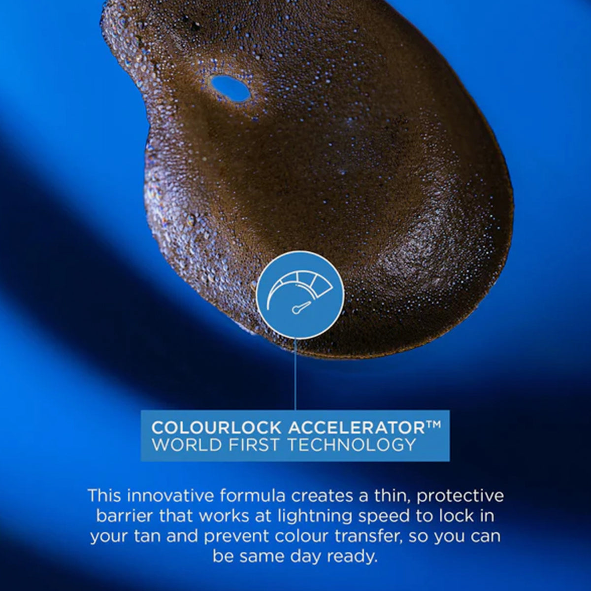 Ein Abstrich des Bondi Sands Selbstbräunungsschaums mit einem Diagramm und Text zur Colourlock Accelerator-Technologie auf blauem Hintergrund.