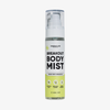 Eine durchsichtige Breakout Body Mist-Sprühflasche mit einer weißen Pumpe und einem hellgrünen Etikett, auf dem die Vorteile in Bezug auf Salicylsäure, die vegane Zusammensetzung und die Anwendungsbereiche aufgeführt sind.