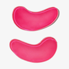 Zwei rosa, halbmondförmige Firm + Smooth – Hydrogel Eye Patches von breakout+aid.
