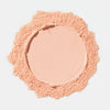 Ein Kreis von Catrice Cosmetics Bright & Blur Setting Powder, einem losen, pfirsichfarbenen Gesichtspuder, auf weißem Hintergrund.