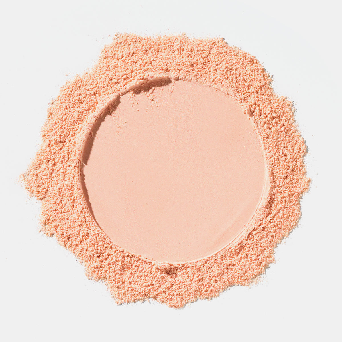 Ein Kreis von Catrice Cosmetics Bright & Blur Setting Powder, einem losen, pfirsichfarbenen Gesichtspuder, auf weißem Hintergrund.