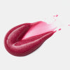Nahaufnahme eines aufgetragenen Gloss-Stick-Swatches in schimmerndem Beerenrosa mit Glitzerpartikeln auf weißem Hintergrund.