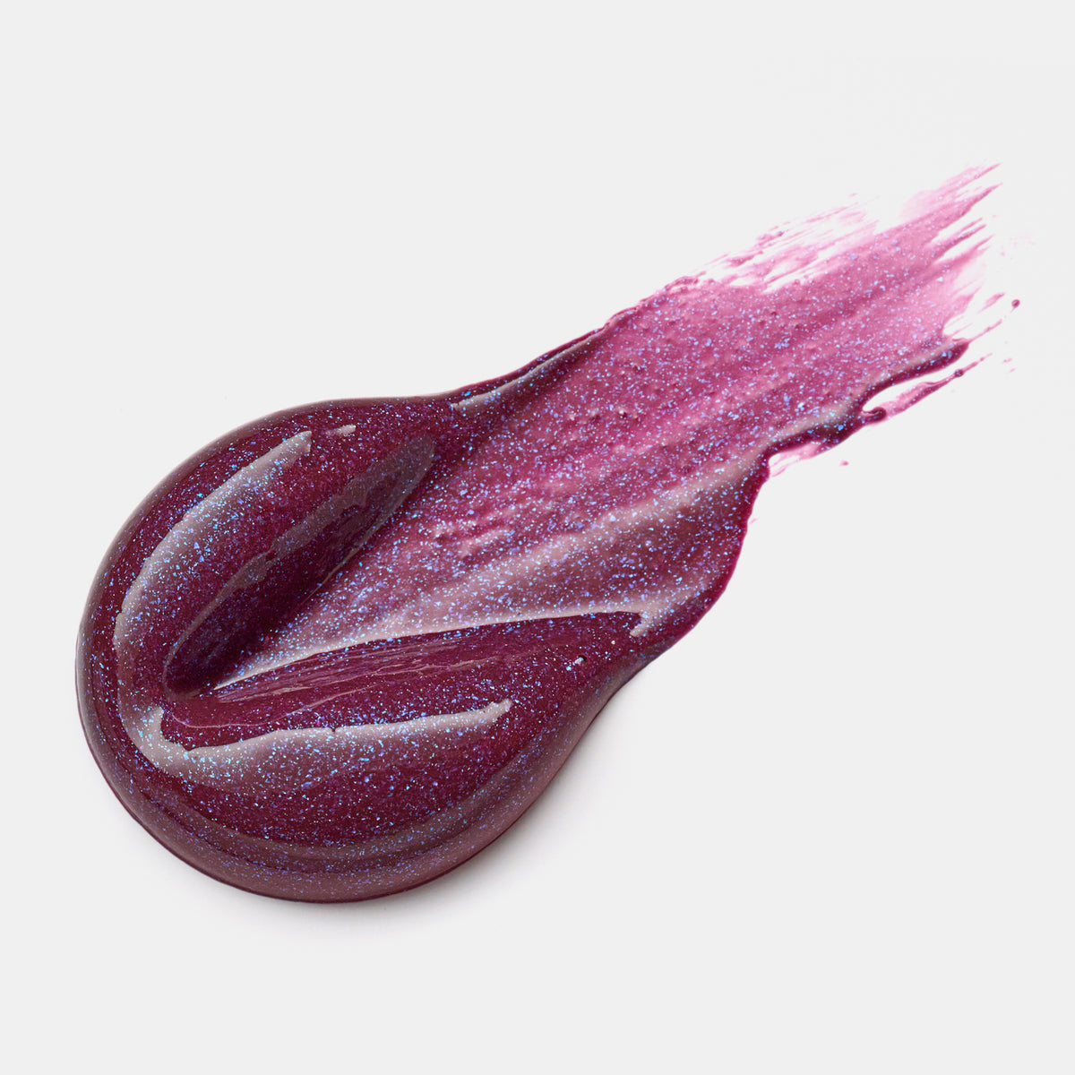 Beeriger Gloss mit intensivem Schimmer, aufgetragen in einem satten violetten Strich mit glitzernden Partikeln auf weißem Hintergrund.
