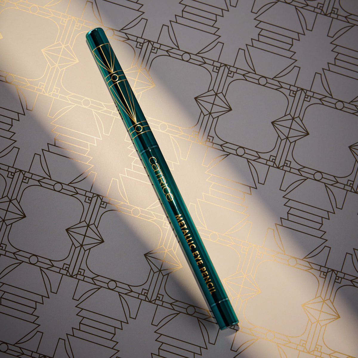 FESTIVE TREASURES Metallic Eye Pencil