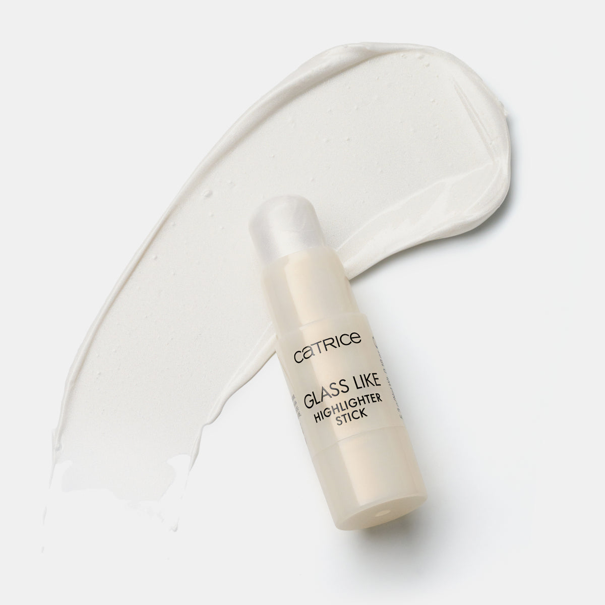 Catrice Cosmetics Glass Like Highlighter Stick 010 auf weißem Hintergrund mit einer Produktprobe dahinter.