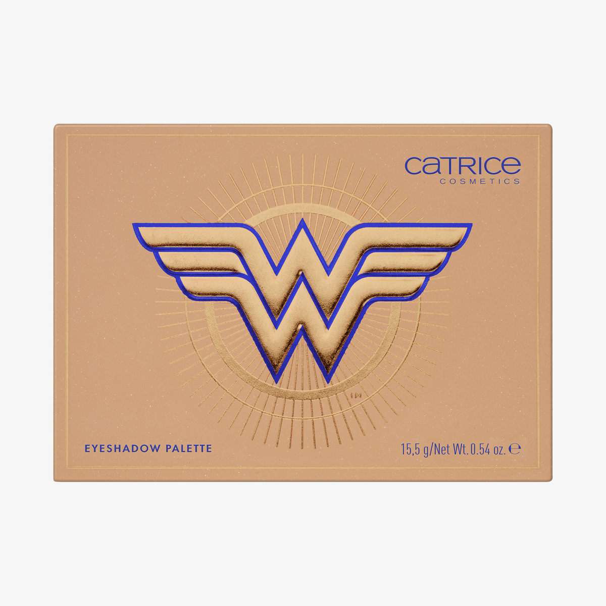 Wonder Woman Lidschattenpalette von Catrice mit einem gold-blauen Logo auf hellbraunem Hintergrund.