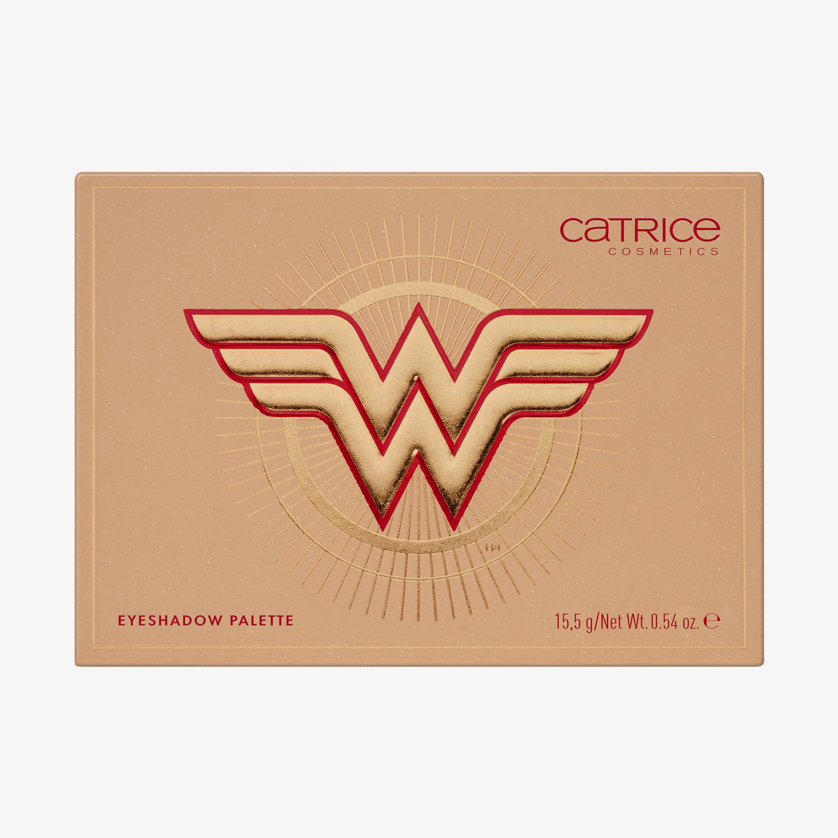 Die Wonder Woman Lidschattenpalette von Catrice Cosmetics zeigt ein rot-goldenes „W“-Logo auf beigem Hintergrund.