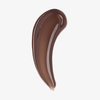 Ein glänzender Strich des „Beauty Glosswork 4D Ultra Shine Plumping Gloss“ von Danessa Myricks vor weißem Hintergrund.