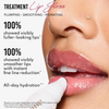 Eine Nahaufnahme von Lippen, auf die „Glosswork 4D Ultra Shine“ von Danessa Myricks Beauty aufgetragen wird, um ihnen mehr Fülle, Glätte und Feuchtigkeit zu verleihen.