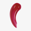 Ein Strich des „Beauty Glosswork 4D Ultra Shine Plumping Gloss“ von Danessa Myricks leuchtet rot auf weißem Hintergrund.