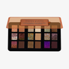 Eine geöffnete Lightwork Palette VIII Freedom von Danessa Myricks Beauty, die achtzehn schimmernde und matte Puder unter einem durchscheinenden orangefarbenen Deckel zeigt.