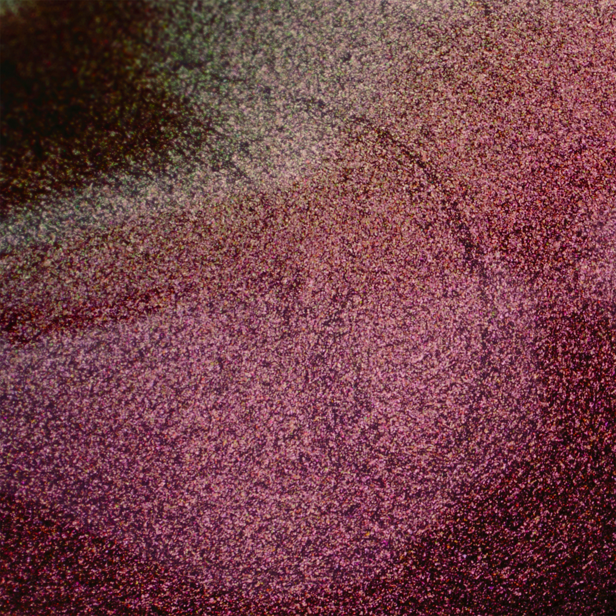 Nahaufnahme der Textur der Twin Flames Mystic Fire in schimmerndem metallischem Rosa-rot und Grün.