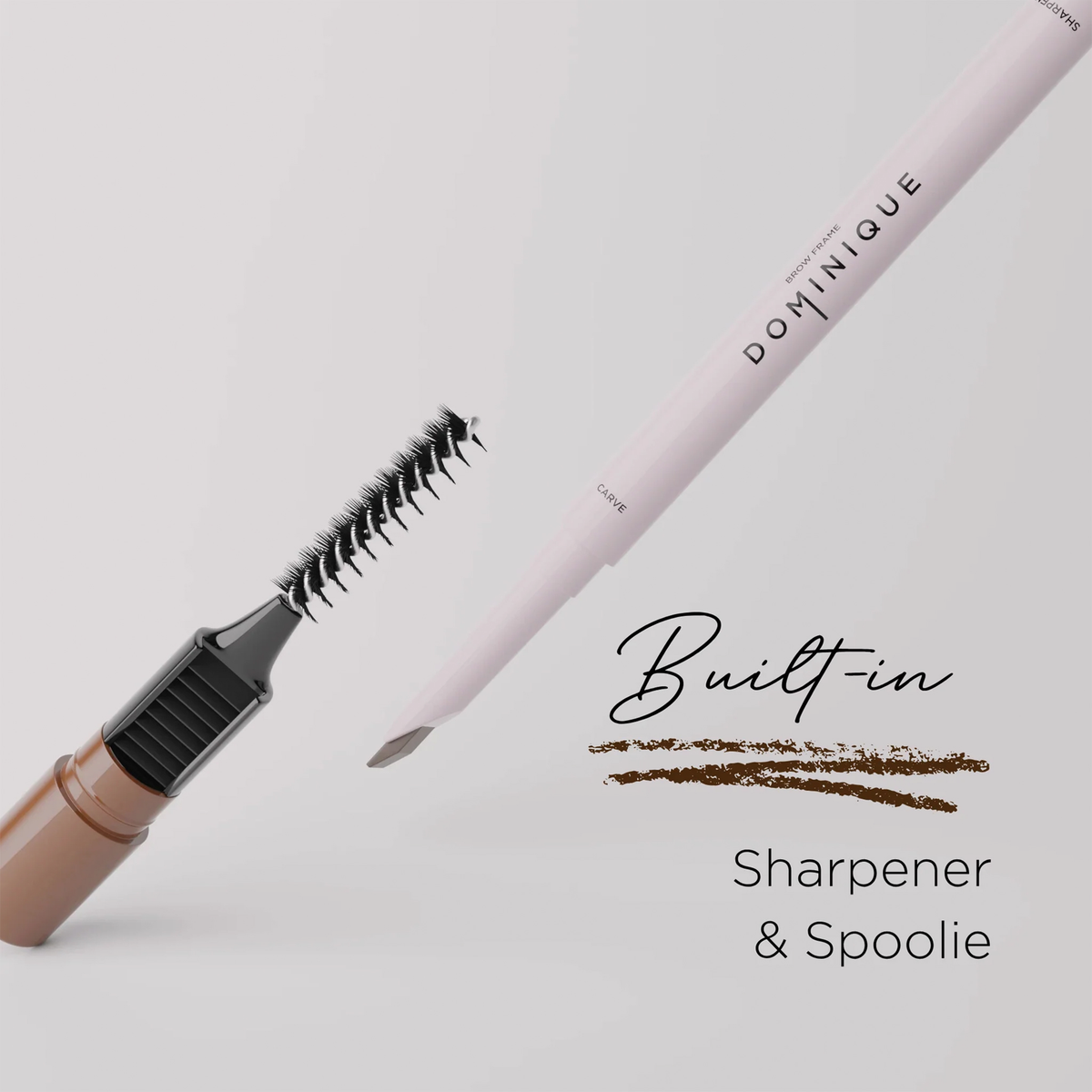 Brow Frame Pencil von Dominique mit integriertem Spoolie und Anspitzer, daneben Schriftzug „Built-in Sharpener & Spoolie“ auf hellem Hintergrund.
