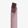 Der Dominique Cosmetics Lip Frame Pencil in der Farbe Berry Sweet mit abgewinkelter, quadratischer Spitze steht auf weißem Hintergrund.