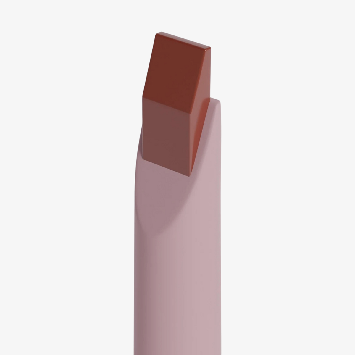 Der Dominique Cosmetics Lip Frame Pencil in der Farbe Terracotta Kiss mit abgewinkelter, quadratischer Spitze steht auf weißem Hintergrund.