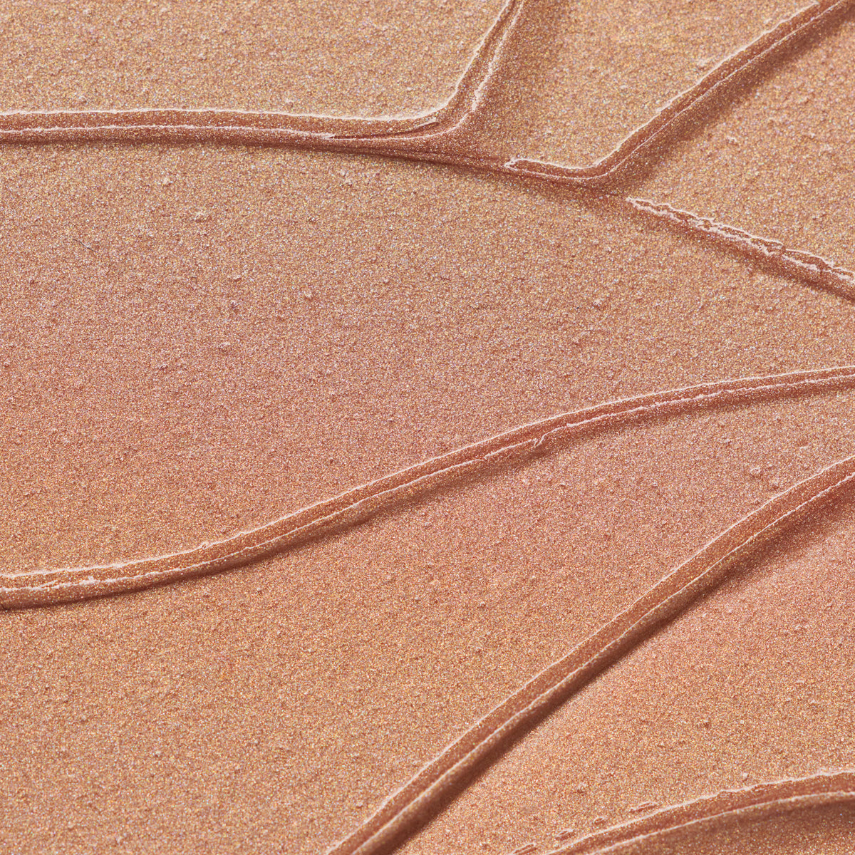 Der Essence BABY GOT GLOW Highlighter Stick hat einen schimmernden Pfirsichton mit geprägten, abstrakten blattähnlichen Mustern.
