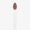 Eine Nahaufnahme des Essence Extreme Shine Volume Lipgloss-Applikators mit einer weichen, mochafarbenen Spitze auf weißem Hintergrund.