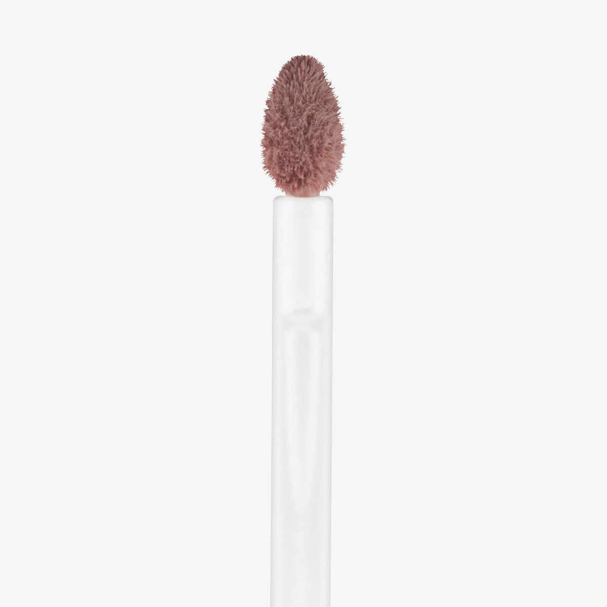 Eine Nahaufnahme des Essence Extreme Shine Volume Lipgloss-Applikators mit einer weichen, mochafarbenen Spitze auf weißem Hintergrund.