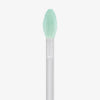 Eine Nahaufnahme des Applikators von Essence jelly GRIP EYESHADOW PRIMER mit einer mintgrünen, strukturierten, blattförmigen Spitze auf weißem Hintergrund.