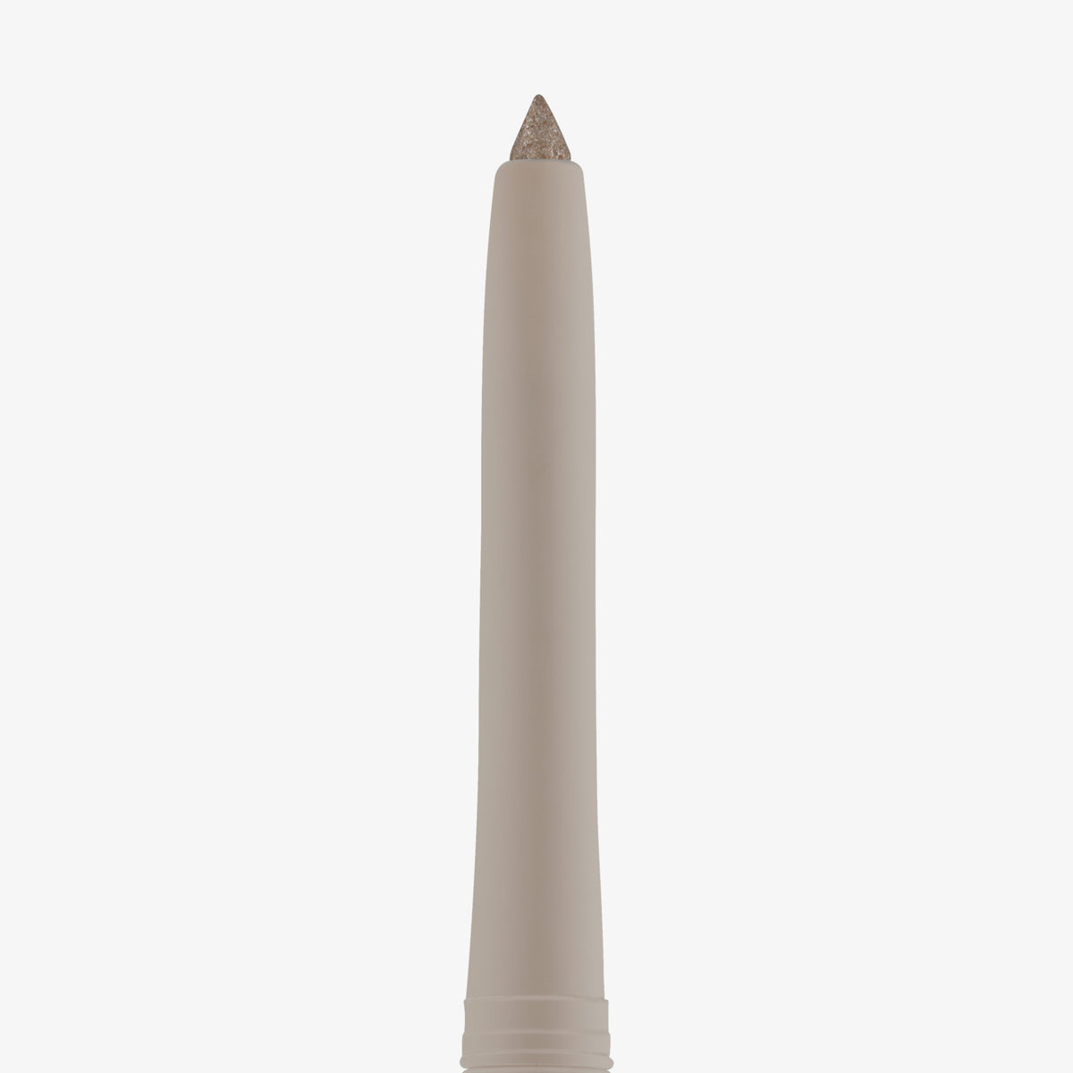 Detailaufnahme einer Eyeliner-Spitze in schimmerndem Goldton mit beigem Stiftgehäuse vor weißem Hintergrund.