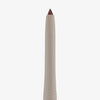 Detailaufnahme einer Eyeliner-Spitze in schimmerndem Burgunderton mit beigem Stiftgehäuse vor weißem Hintergrund.
