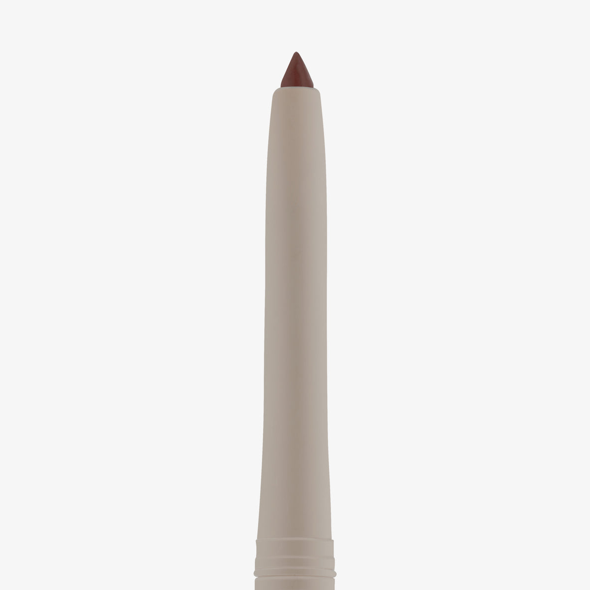 Detailaufnahme einer Eyeliner-Spitze in schimmerndem Burgunderton mit beigem Stiftgehäuse vor weißem Hintergrund.
